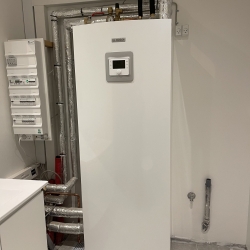 Indendørs installation af luft til vand varmepumpe i Fårevejle