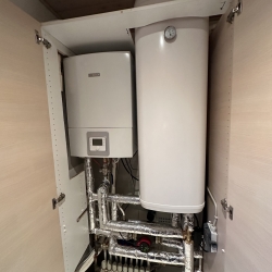 Installation af luft til vand varmepumpe i Asnæs – kompakt løsning med varmtvandsbeholder