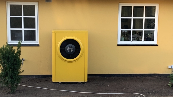 Udendørs Bosch varmepumpe installeret ved gul villa i Hørve – energivenlig løsning til helårshus