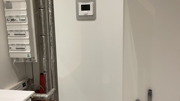 Indendørs installation af luft til vand varmepumpe i Fårevejle