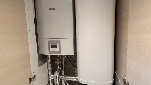 Installation af luft til vand varmepumpe i Asnæs – kompakt løsning med varmtvandsbeholder